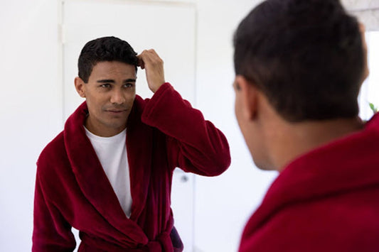 causas de la alopecia androgénica en hombres jóvenes.